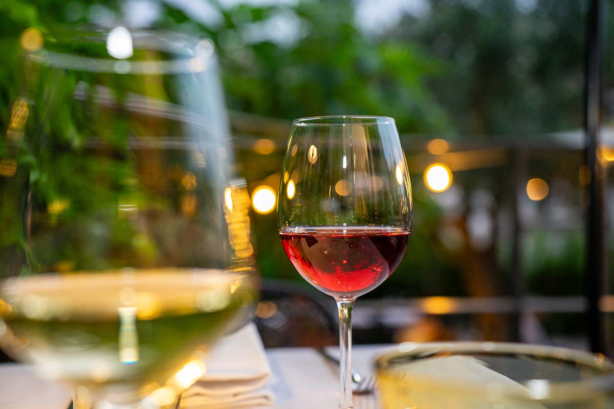 Un buon bicchiere di vino nel giardino